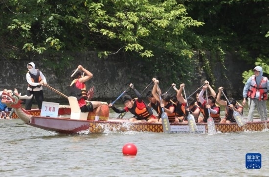 6月23日，在江蘇省宜興市舉行的龍舟競(jìng)渡賽中，參賽選手們奮力拼搏。