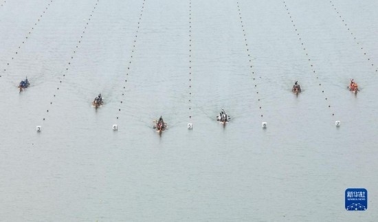 6月23日，在江蘇省泰州市水上運(yùn)動(dòng)訓(xùn)練基地，人們參加龍舟比賽（無人機(jī)照片）。