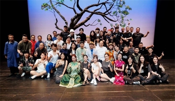 《斷金》百場(chǎng)演職人員合影。龍馬社供圖