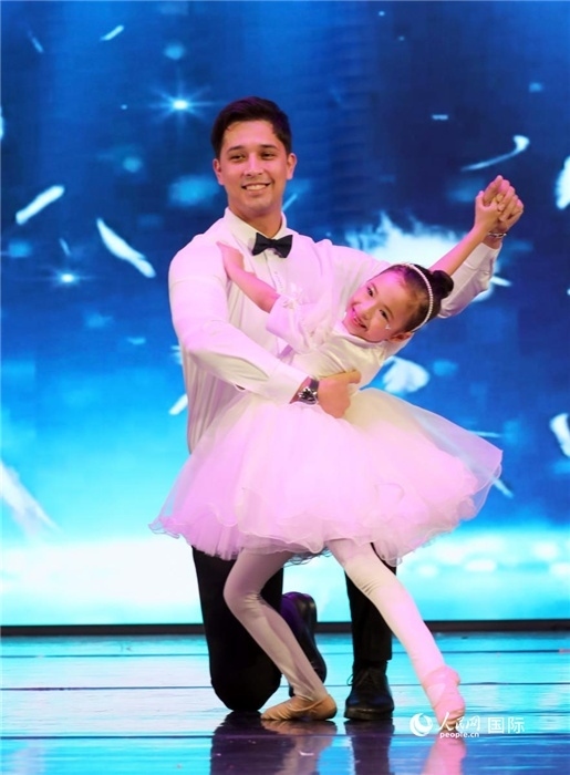父女共舞“愛的華爾茲”。人民網(wǎng)記者 管克江攝