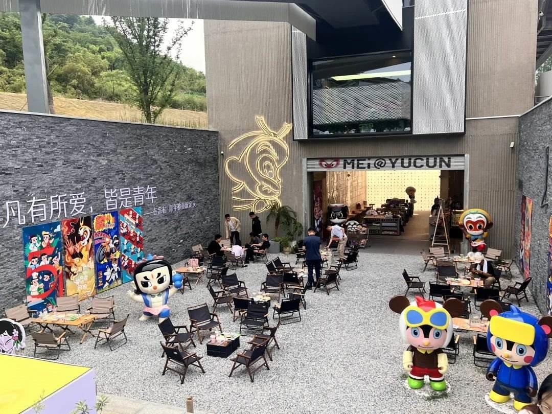 在浙江省湖州市安吉縣天荒坪鎮(zhèn)余村拍攝的國漫主題咖啡店。銳聆 攝