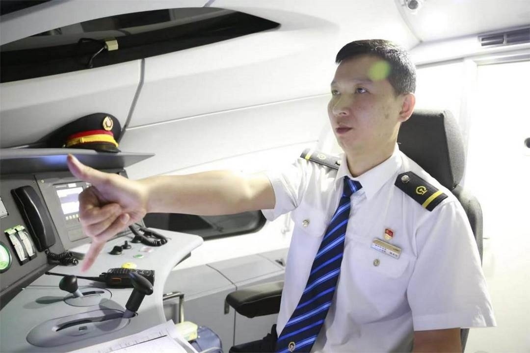 陳承儀駕駛動車組列車執(zhí)行標準作業(yè)。陳巍攝