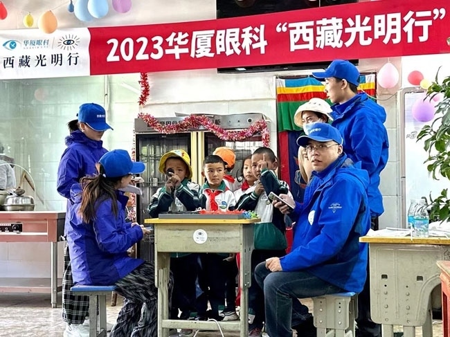 華廈眼科醫(yī)務(wù)人員對(duì)當(dāng)?shù)厣倌陜和M(jìn)行近視、弱視、斜視篩查。人民網(wǎng)記者 李棟攝