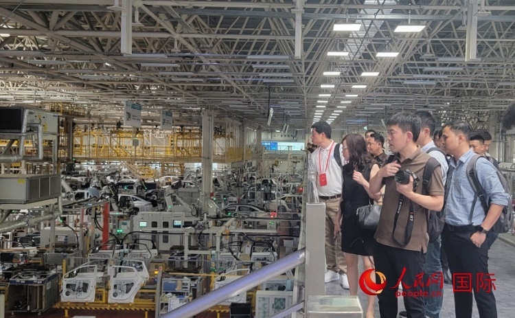 外媒記者在廣汽埃安車間參觀。人民網(wǎng) 寧玉瑛攝