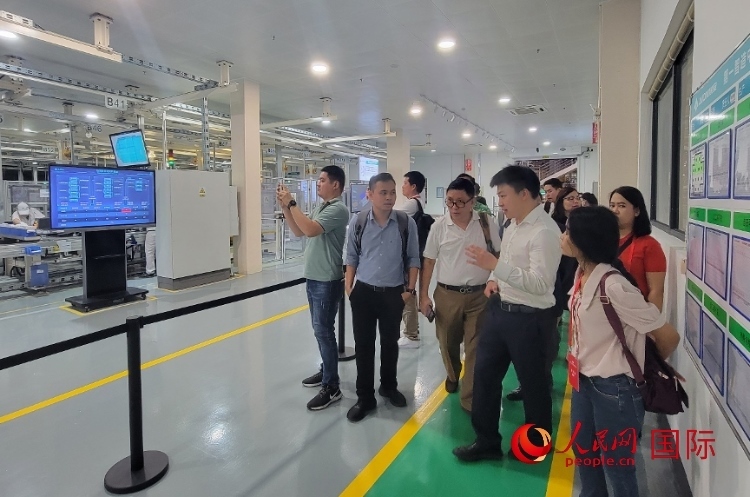 廣汽埃安工作人員向外媒記者進(jìn)行介紹。人民網(wǎng) 寧玉瑛攝