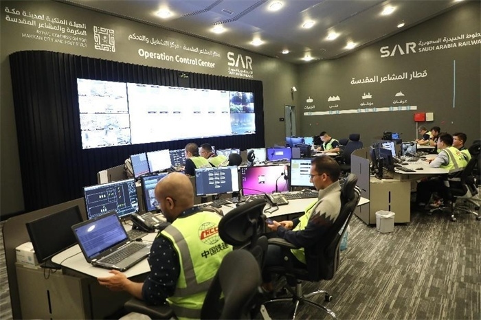 中外工作人員在控制室工作。中國鐵建供圖