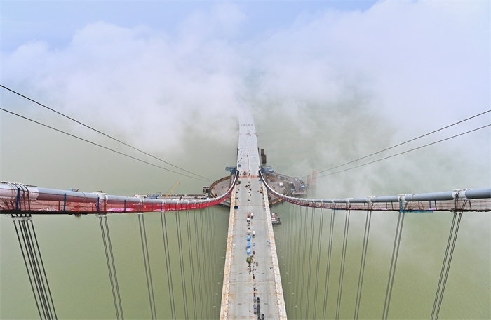 從270米高塔俯瞰深中通道伶仃洋大橋施工現(xiàn)場(chǎng)。（中交集團(tuán)供圖）