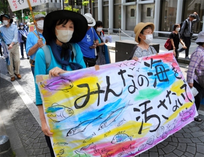 2023年6月20日，日本民眾在福島縣政府周圍舉行抗議活動(dòng)，強(qiáng)烈反對(duì)核污水排海計(jì)劃，呼吁保護(hù)漁業(yè)資源。圖片來源：《朝日新聞》