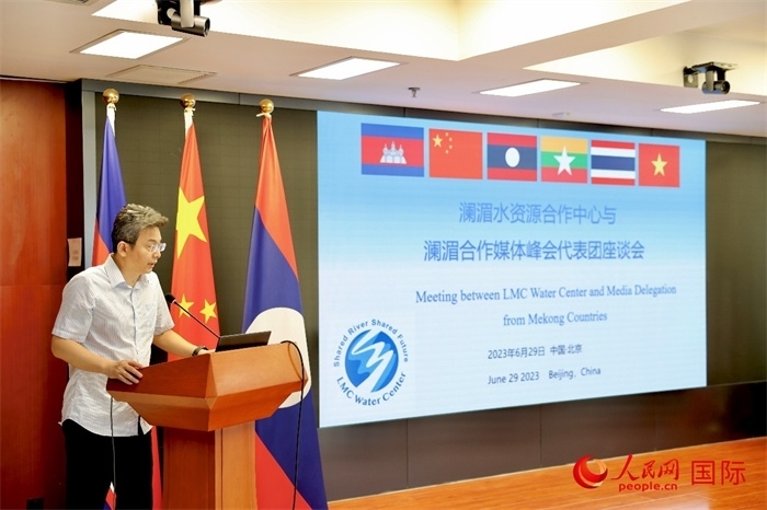 由瀾湄六國有關(guān)部門及主流媒體等組成的采訪團(tuán)與中方代表在瀾湄水資源合作中心舉行座談會(huì)。水利部國際合作與科技司副司長(zhǎng)、一級(jí)巡視員、瀾湄水資源合作聯(lián)合工作組中方組長(zhǎng)李戈發(fā)表講話。（人民網(wǎng) 李世奇攝）