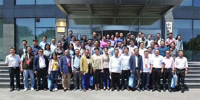 由瀾湄六國有關(guān)部門及主流媒體等組成的采訪團(tuán)與中方代表在瀾湄水資源合作中心門口合影。（瀾湄水資源合作中心供圖）