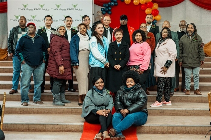 PMG礦業(yè)公司股東和管理團(tuán)隊(duì)和演講嘉賓合影。（圖片來(lái)源：廣西大錳南非PMG礦業(yè)有限公司）