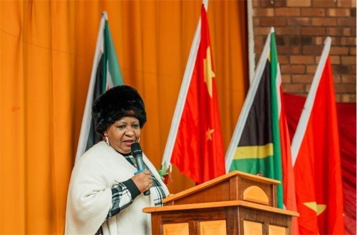 Magdeline Mokwena女士致辭。（圖片來(lái)源：廣西大錳南非PMG礦業(yè)有限公司）