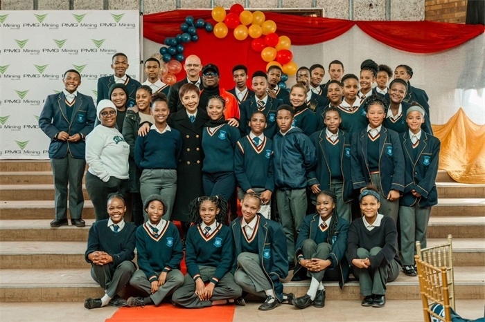 Blinkklip高中的學(xué)生們。（圖片來(lái)源：廣西大錳南非PMG礦業(yè)有限公司）
