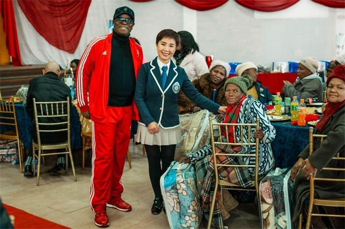 Micheal Mohala中將、黃琳與社區(qū)老人合影。（圖片來(lái)源：廣西大錳南非PMG礦業(yè)有限公司）