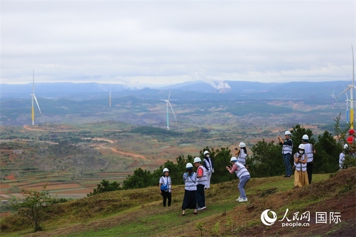瀾湄記者團在富源西風電基地拍照“打卡”。（人民網 李發(fā)興攝）