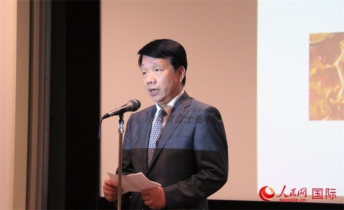 中國(guó)駐日本大使館文化處公使銜參贊致辭。（人民網(wǎng) 許可攝）