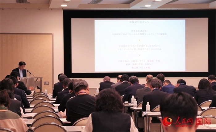 富士美術(shù)館文藝部長(zhǎng)平野賢一介紹展覽內(nèi)容。（人民網(wǎng) 許可攝）