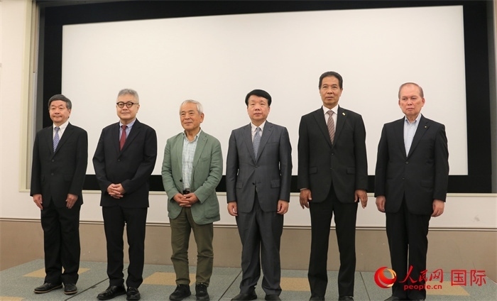 主辦方與嘉賓合影。（人民網(wǎng) 許可攝）