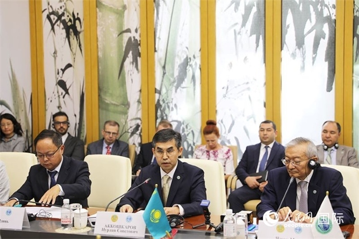 哈薩克斯坦常駐上合組織秘書處代表努爾蘭·阿科什卡羅夫介紹哈薩克斯坦接任輪值主席國后的優(yōu)先工作。人民網(wǎng) 俄布拉依攝