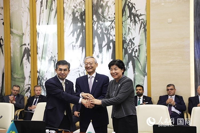 上合組織秘書處、哈駐華使館、上合組織睦鄰友好合作委員會簽署《聯(lián)合行動計劃》。人民網(wǎng) 俄布拉依攝