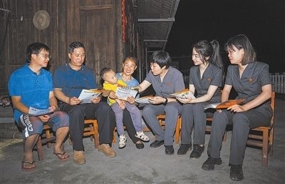 “法治屋場會”上，法院黨員志愿服務(wù)隊(duì)在給種植戶普及法律知識。