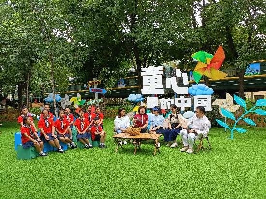 文縣東壩童聲合唱團的孩子們在央視大風車基地錄制節(jié)目。