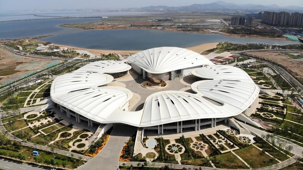 位于中國－上海合作組織地方經(jīng)貿(mào)合作示范區(qū)的青島·上合之珠國際博覽中心。新華社記者 李紫恒 攝