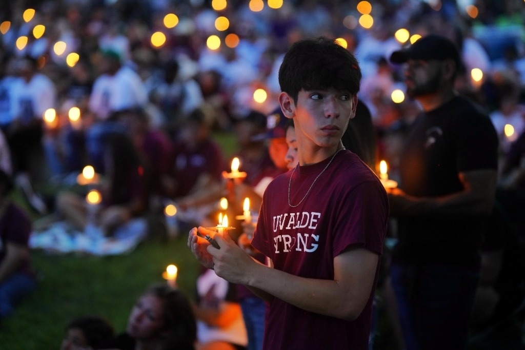 5月24日，在美國得克薩斯州小城尤瓦爾迪，人們參加守夜儀式悼念校園槍擊遇害者。當(dāng)日是美國尤瓦爾迪大規(guī)模校園槍擊事件一周年。新華社記者吳曉凌攝