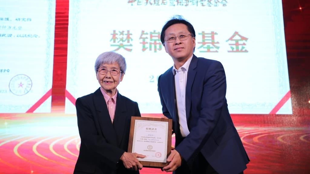 國家文物局黨組成員、副局長解冰（右）為樊錦詩（左）頒發(fā)捐贈證書。新華社記者張睿 攝