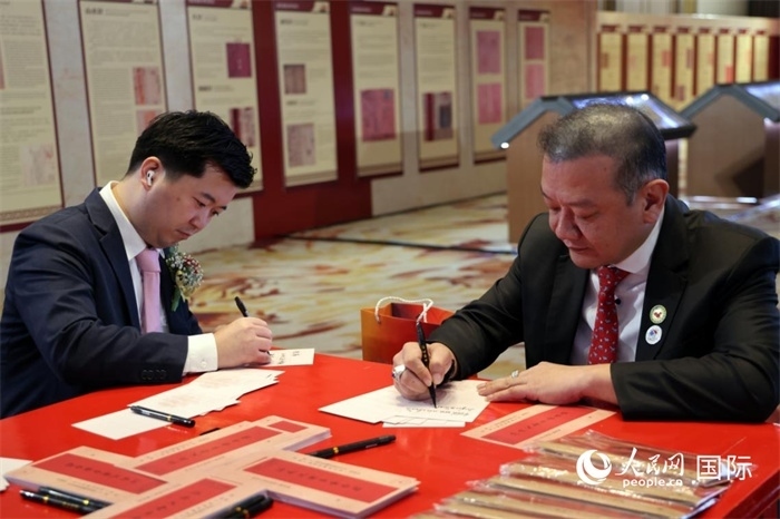 觀眾在展覽現(xiàn)場設置的體驗區(qū)手寫“批信”。人民網(wǎng)記者楊一攝