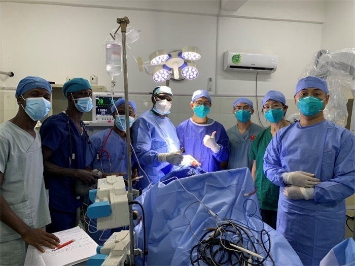 腦膿腫手術(shù)成功，全體參與手術(shù)的醫(yī)務(wù)工作者合影留念。中國(guó)第二十九批援幾內(nèi)亞醫(yī)療隊(duì)供圖