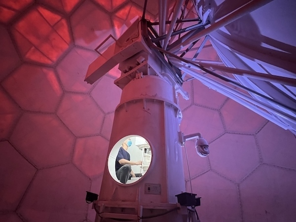 寧德國(guó)家天氣雷達(dá)站工作人員正在清洗雷達(dá)滑環(huán)。人民網(wǎng)高清揚(yáng)攝