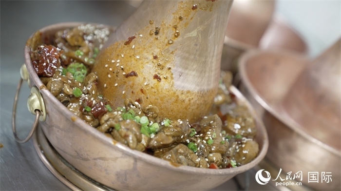 滄州火鍋雞。人民網(wǎng)記者 袁蒙攝