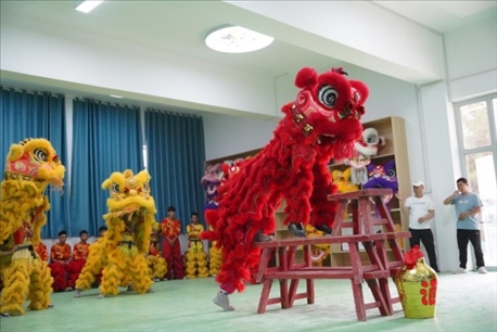 開(kāi)課儀式現(xiàn)場(chǎng)，疏附縣第一中學(xué)舞獅隊(duì)的醒獅表演。