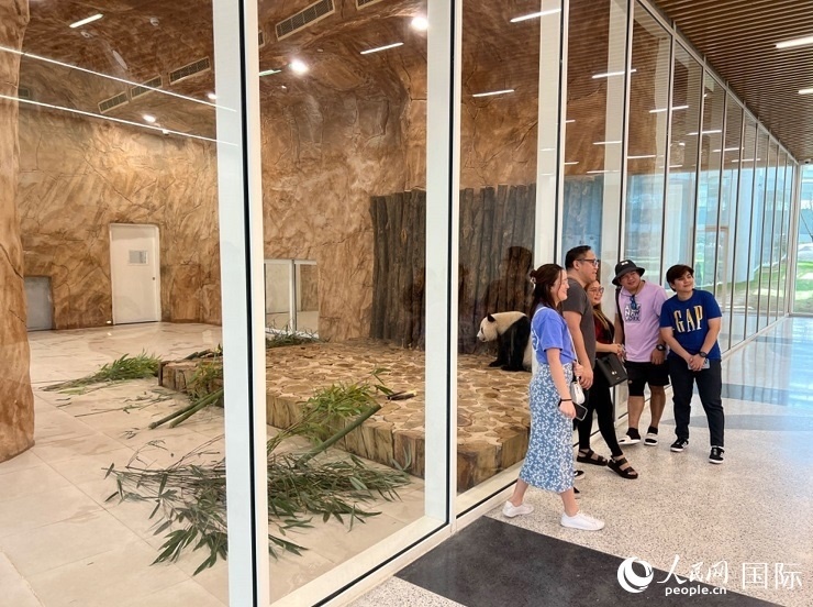 當(dāng)?shù)赜慰团c“四海”合影。人民網(wǎng)記者 張志文攝