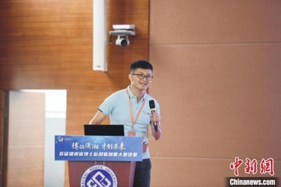 選手進行路演。楊華峰 攝