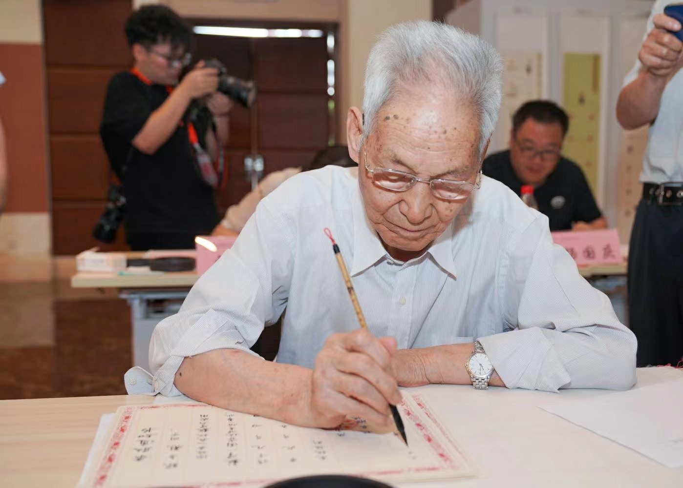 老教授們用毛筆書寫2023級新生錄取通知書。校方供圖