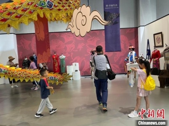 市民參觀展覽。祝歡 攝