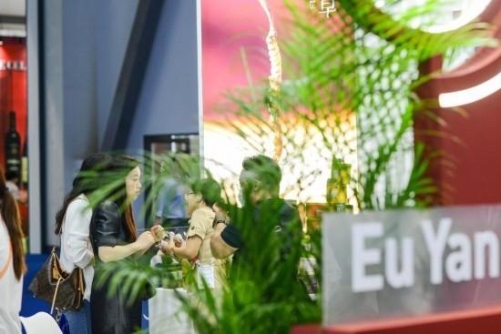 RCEP成員國(guó)企業(yè)亮相第三屆消博會(huì)。2023年4月12日，參觀者在新加坡企業(yè)余仁生的展臺(tái)了解產(chǎn)品。新華社記者王澤聰攝