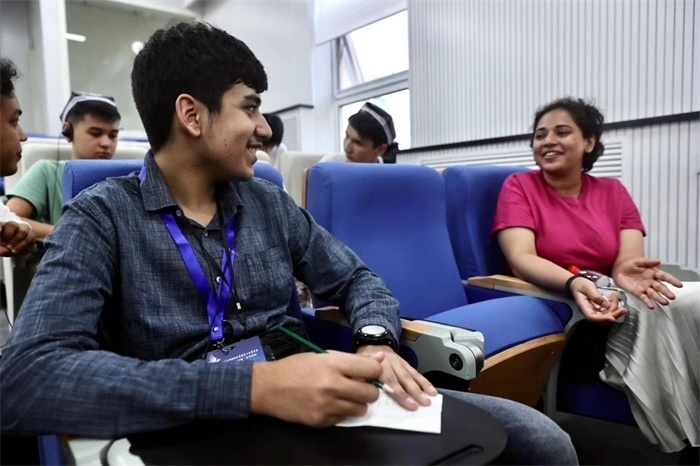 “上合小記者”在中國傳媒大學(xué)外語學(xué)院采訪留學(xué)生。中新社供圖