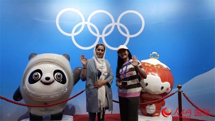“上合小記者”與2022北京冬奧會吉祥物合影。實(shí)習(xí)生 方明軒攝