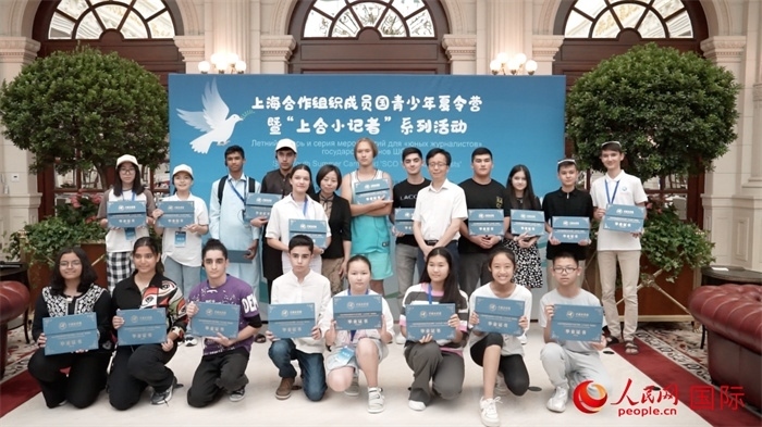 主辦單位為“上合小記者”頒發(fā)證書。實(shí)習(xí)生 方明軒攝