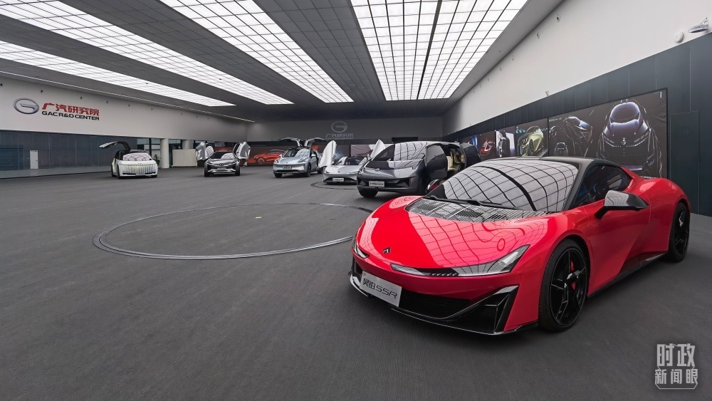 今年4月，習(xí)近平考察廣汽埃安新能源汽車(chē)股份有限公司，了解企業(yè)推動(dòng)制造業(yè)高端化、智能化、綠色化等情況。（總臺(tái)央視記者石丞拍攝）