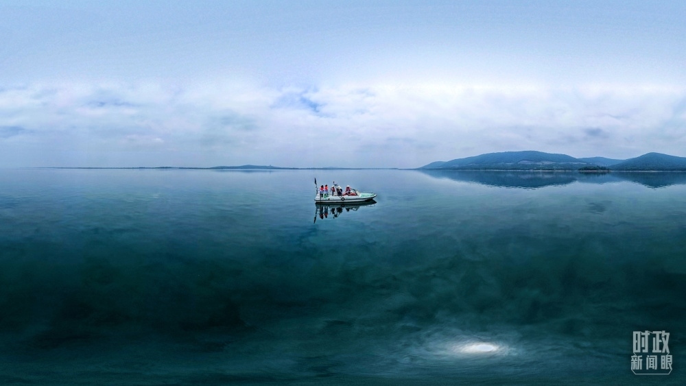 丹江口水庫(kù)，工作人員正在采集水樣。（總臺(tái)國(guó)廣記者李晉拍攝）