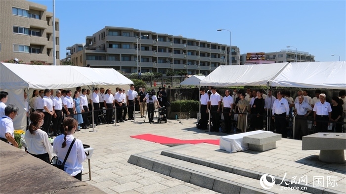 參加紀(jì)念活動者全體起立默禱。人民網(wǎng) 許可攝