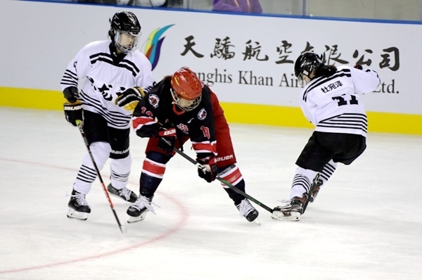 上海隊(duì)田博雅(中)與黑龍江隊(duì)杜宛澤爭(zhēng)搶。人民網(wǎng)記者 胡雪蓉?cái)z