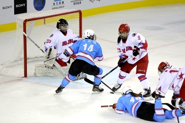 廣東隊(duì)球員與北京隊(duì)球員禁區(qū)混戰(zhàn)。人民網(wǎng)記者 胡雪蓉?cái)z