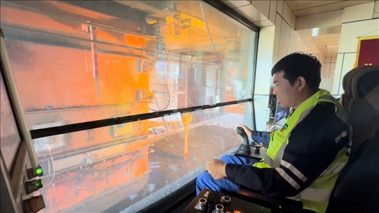 國家電投內(nèi)蒙古公司南露天煤礦裝車站司機石繼立的操縱下，一次性60噸的煤炭穩(wěn)穩(wěn)裝入車廂。人民網(wǎng) 金洪花攝