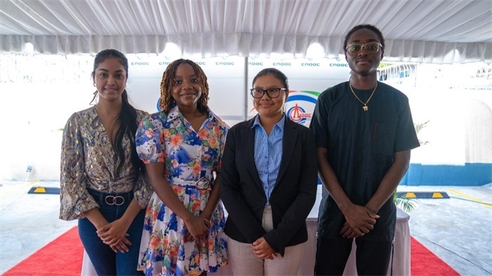 四名獲得中海油獎學金的學生合影。中海油圭亞那有限公司供圖