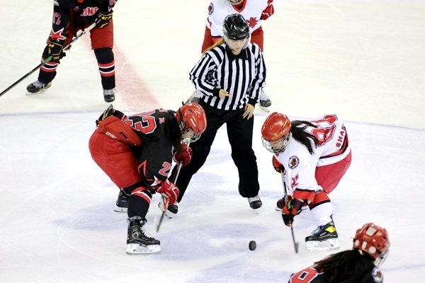 北京隊球員呂悅(左)與上海隊球員黃滟爭球。人民網(wǎng)記者 胡雪蓉攝